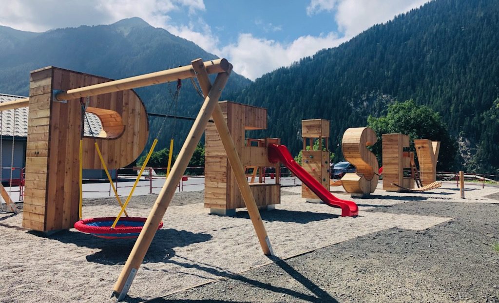 Lettres géantes en bois à Peisey